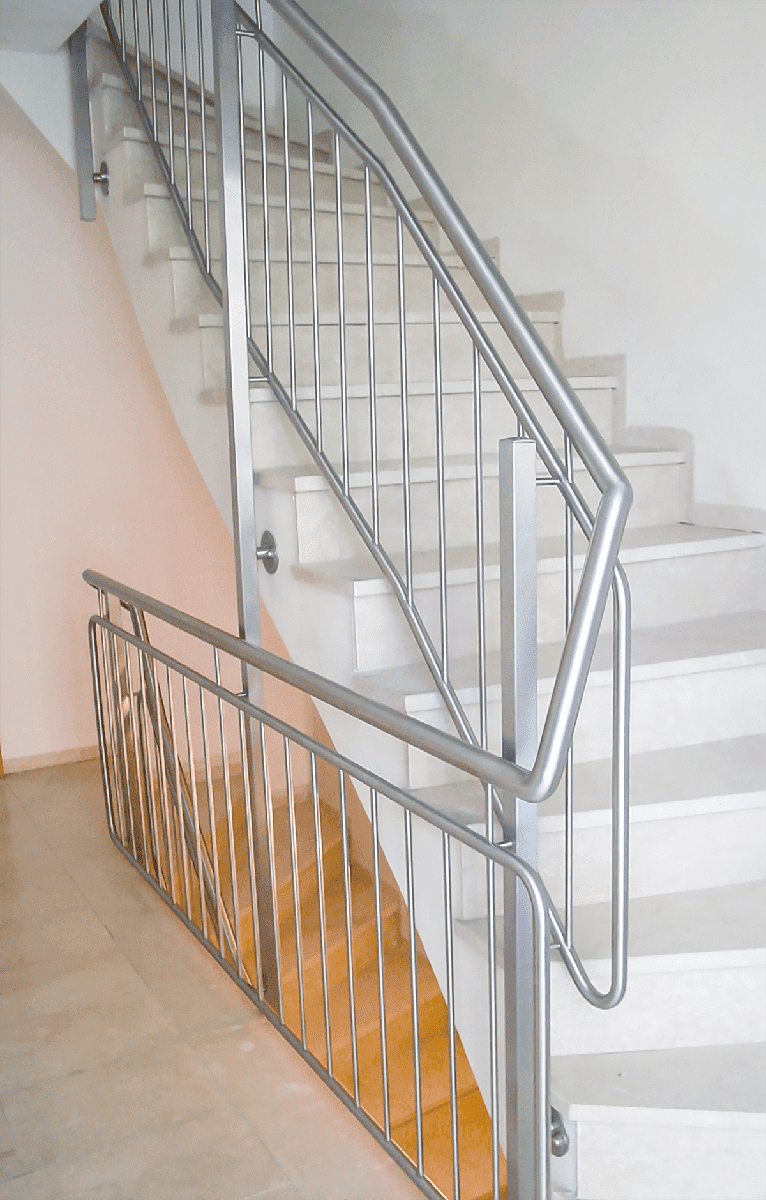 Treppengeländer mit Rahmenbauweise und Stäben.