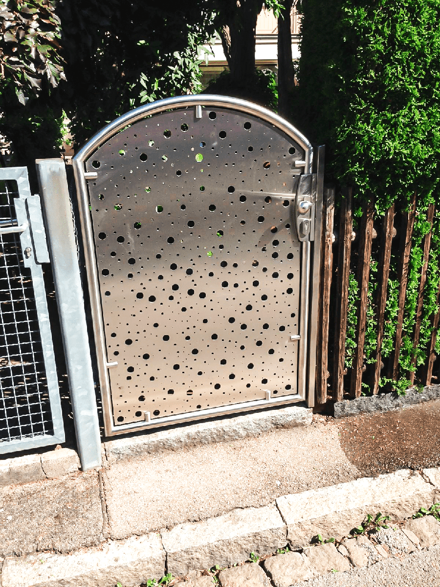 Gartentüre mit Rundrohr-Rahmen und Seifenblasen-Lochblech aus Edelstahl.
